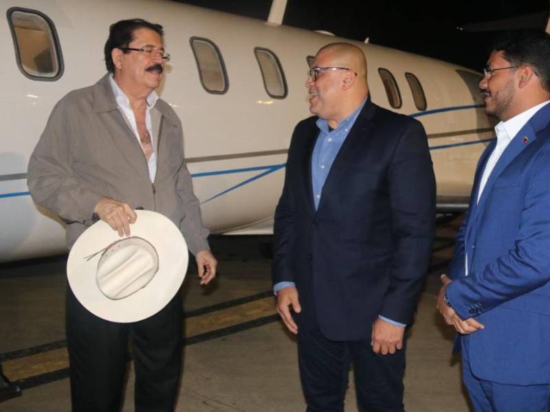 Llegada del expresidente Zelaya a Venezuela para conmemorar los diez años de la muerte de Hugo Chávez.