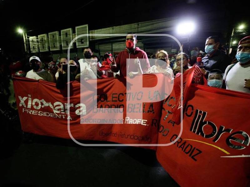 Desde diferentes puntos del país llegaron cientos de personas para apoyar a la presidenta electa Xiomara Castro.