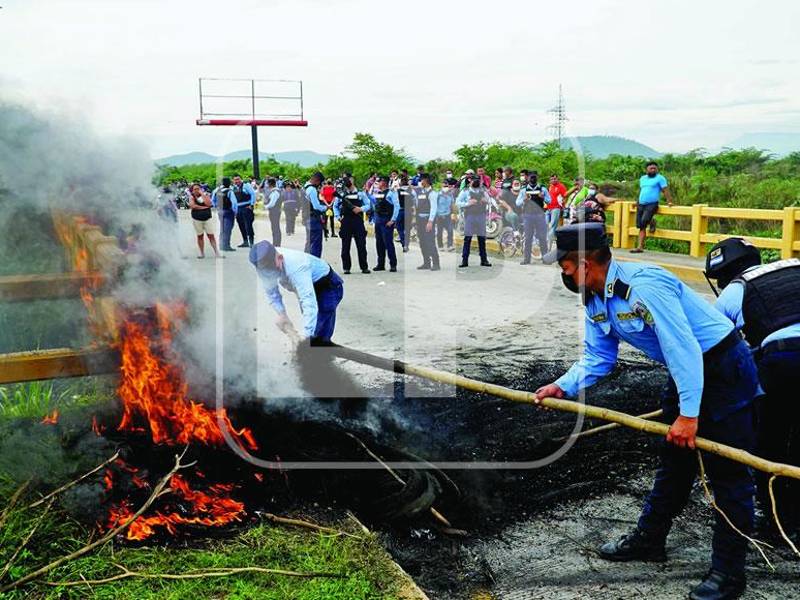 Ayer, habitantes de varias colonias del municipio de La Lima se tomaron la CA-13, por el puente Chotepe, para exigir al Gobierno central que repare los bordos y construya represas.FOTOS: José cantarero
