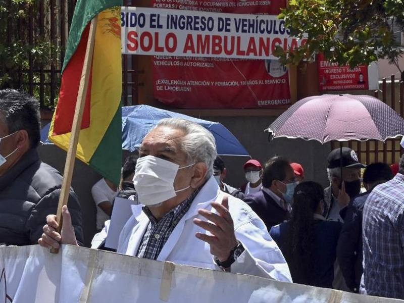 Ciudadanos protestan contra el presidente boliviano Luis Arce y una nueva ley en debate en el parlamento que alegan permitiría al gobierno investigar los bienes de cualquiera sin orden judicial.