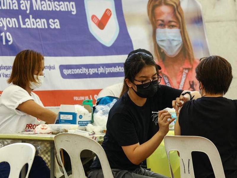 Un residente recibe una inyección de BioNtech Pfizer como refuerzo en medio de un aumento de las infecciones por la variante Omicron.