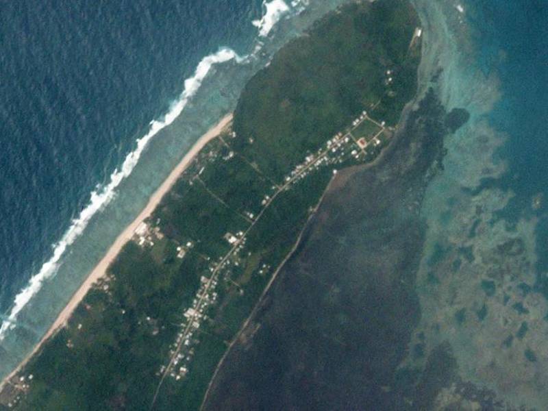 Esta imagen satelital proporcionada por Planet Labs PBC muestra una imagen de la ciudad de Kanokupolu en la isla de Tongatapu, la isla principal de Tonga, un día antes de la erupción.