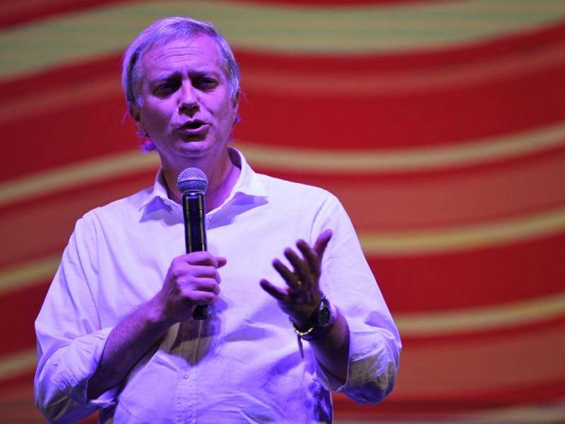 El candidato presidencial chileno por el Partido Republicano, José Antonio Kast, habla con sus simpatizantes durante el mitin de clausura de su campaña.