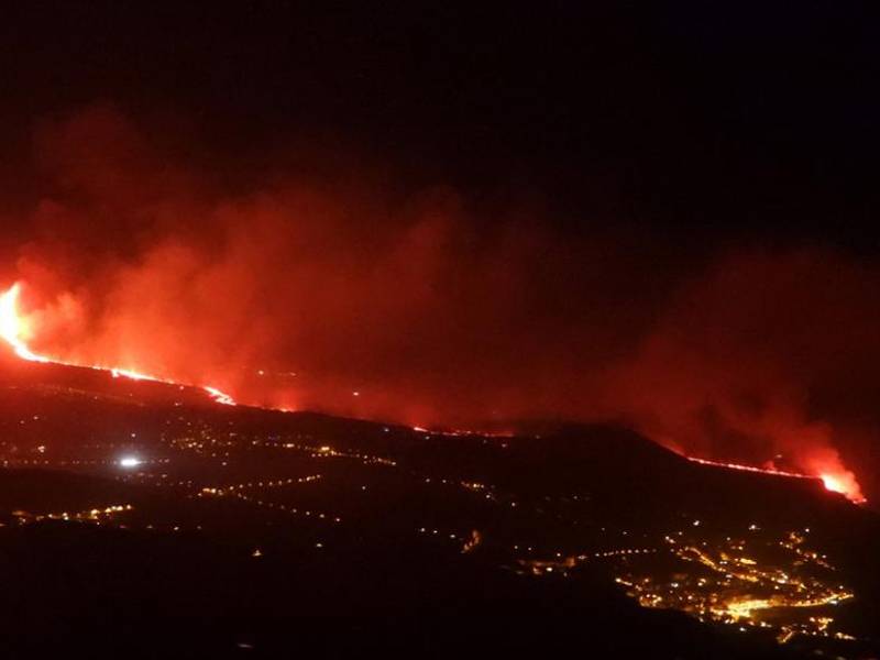El flujo de lava producido por el volcán Cumbre Vieja llega al océano en la playa de Los Girres en Tazacorte en la isla canaria de La Palma