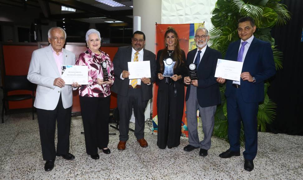 Adamarga, Carmen Chahín y Marco Rietti posando con sus reconocimientos en la gala Sentimientos y Colores 2024. 