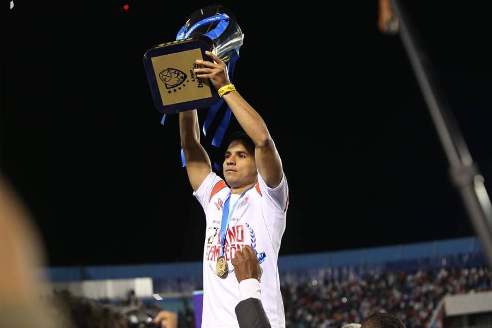 Futbolista de Olimpia pidió matrimonio a su novia tras ser campeón
