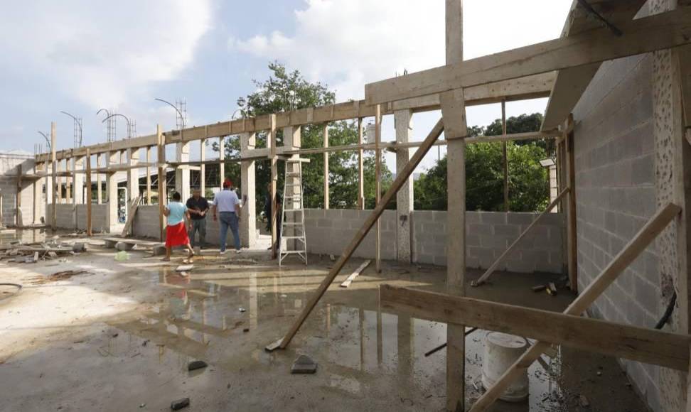 Tras superar una serie de dificultades, los alumnos del centro de educación básica José Simón Azcona ahora podrán recibir clases en el moderno módulo de aulas construido por la fundación “1000 Schools”. 