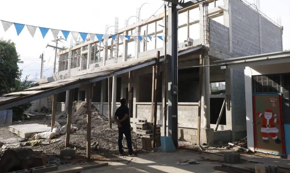 No obstante, se necesitaba la construcción de más aulas, pues este centro, con la segunda matrícula más alta de Chamelecón, no se daba abasto y varias secciones recibían clases en una champa improvisada, expuestos a altas temperaturas y la lluvia. 