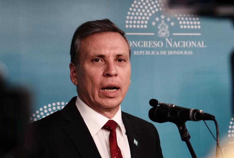 Carlos Aguilar renuncia como director del Seguro Social