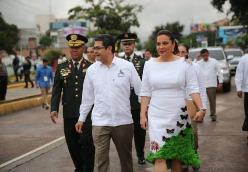 En 2016 Ana García de Hernández lució un vestido en honor a la naturaleza, detalles de mariposa adornaron su figura. La camisa del presidente Hernández tenía una guacamaya.