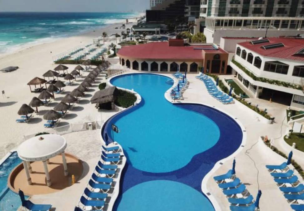 Vista aérea de la piscina vacía de un resort en Cancún, estado de Quintana Roo, México, el 28 de marzo de 2020.