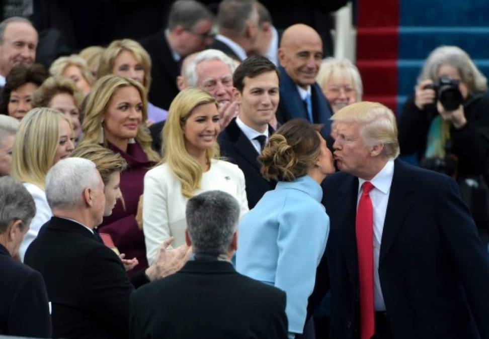Trump saluda a Melania frente a las 900 mil personas que se dieron cita en el capitolio para presenciar la juramentación del magnate.
