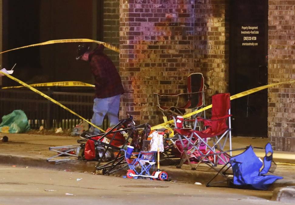 El suceso se produjo el domingo por la noche cuando grupos de baile, bandas de escuelas secundarias y políticos marchaban a lo largo de Main Street, la calle principal de la localidad, a las afueras de Milwaukee, un acto que se había suspendido en ediciones anteriores por la pandemia.