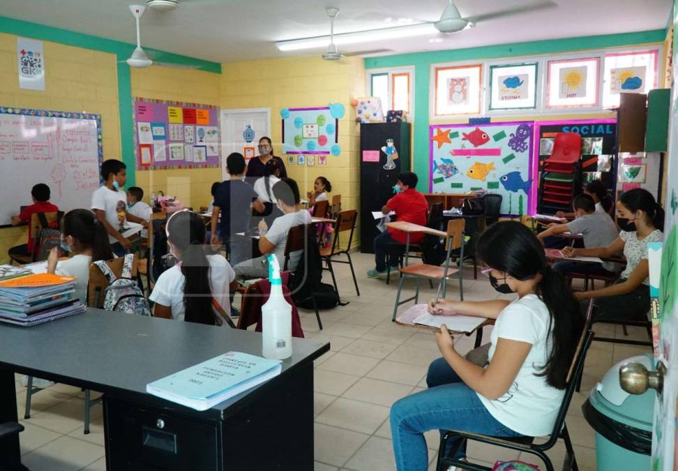 En el área de español, maestros y padres hacen actividades para recaudar fondos porque los salones son insuficientes, requieren mantenimiento y tienen un déficit de 200 pupitres.