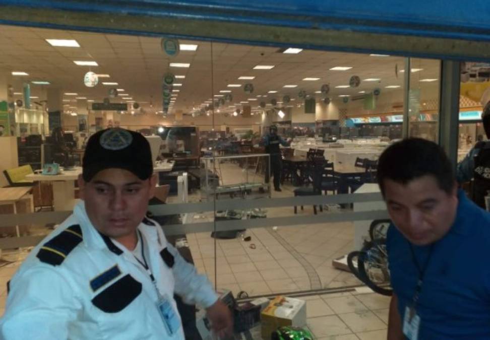 Los delincuentes causaron destrozos dentro de la tienda, los celulares fueron de los objetos más robados.