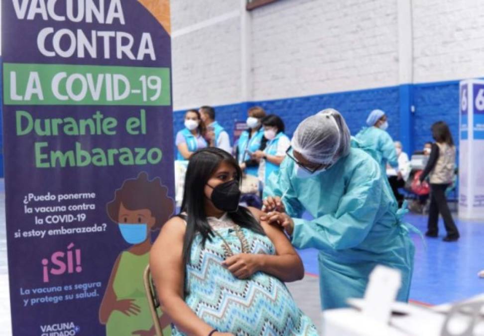Embarazadas acuden a vacunarse contra el covid-19 en el Distrito Central