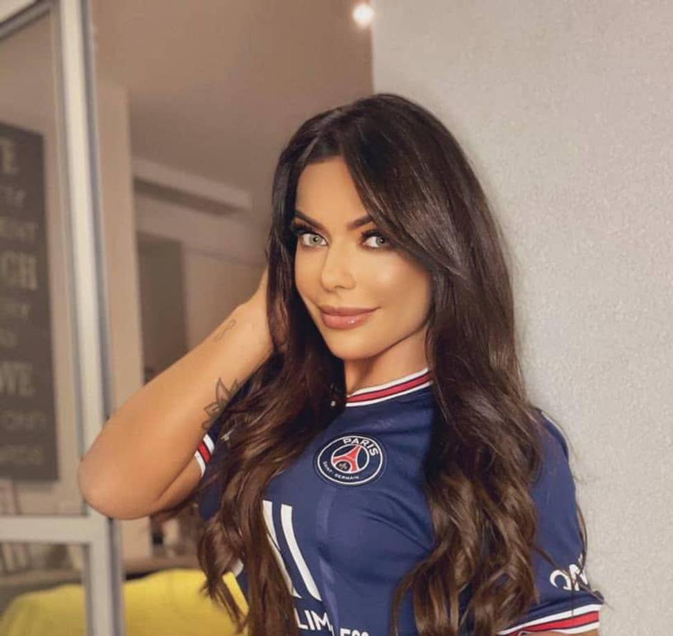 Suzy reveló que Piqué consiguió el número de celular gracias a Sandro Rosell, expresidente del FC Barcelona: “ Yo trabajé para la marca Nike. Rosell me dijo que muchos jugadores querían mi teléfono, entre ellos Piqué”, puntualizó.