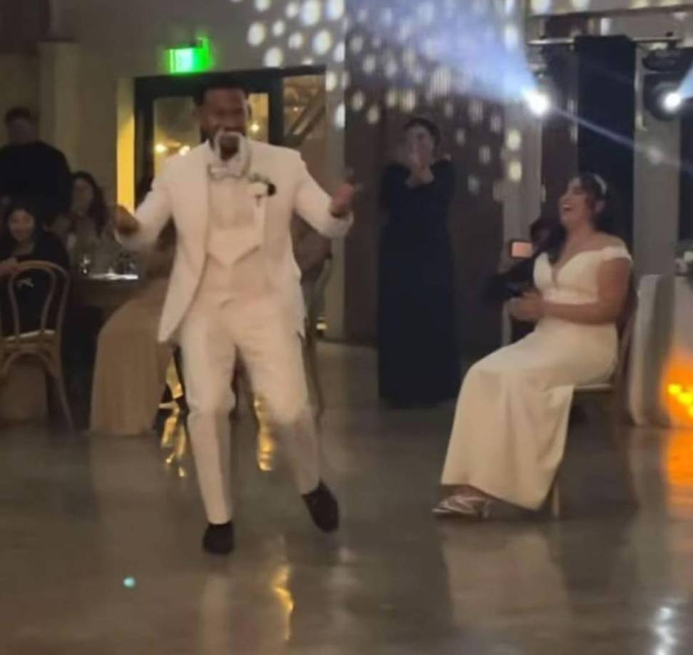 El momento de quitar la liga fue de mucha diversión, el delantero comenzó a bailar hasta llegar a su esposa.