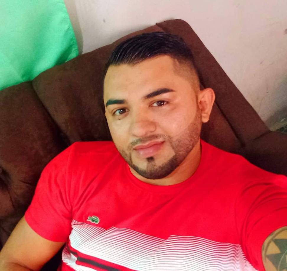 Vecinos de esa comunidad que atestiguaron el hecho dijeron que la víctima fue interceptada y le dispararon en varias ocasiones, desatando el pánico.