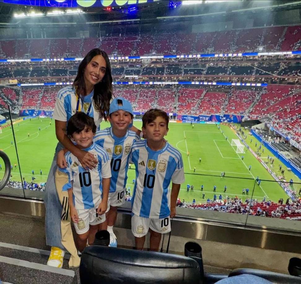 Antonela Roccuzzo asistió al Mercedes-Benz Stadium de Atlanta con sus hijos para ver el debut de Messi con Argentina en la Copa América 2024.