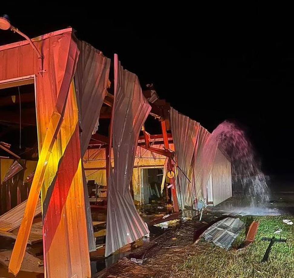 En Luisiana cuatro personas sufrieron heridas graves y varios animales murieron en Caldwell después de que un posible tornado afectó el área durante la noche, según informes de prensa.