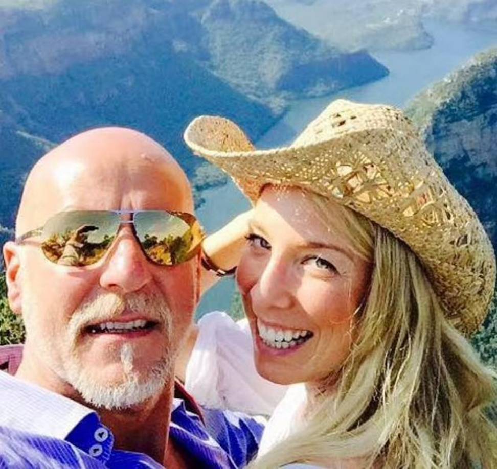 Según la prensa costarricense, el avión privado salió de una terminal área desde el estado mexicano de Chiapas (sur) con la familia del millonario a bordo y un piloto de nacionalidad suiza. 