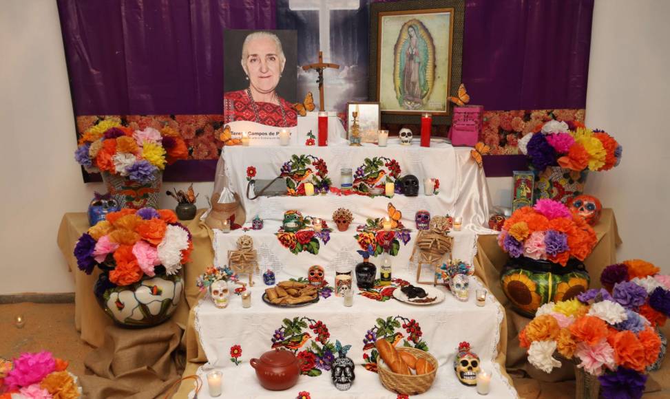 En el altar se visualizaron platillos, bebidas, flores y utensilios que le gustaban a Teresita Campos.
