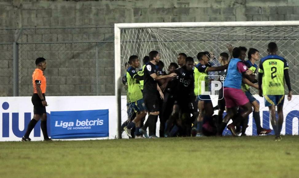Jugadores del Honduras Progreso y Olancho FC protagonizaron una pelea en el segundo tiempo del partido.