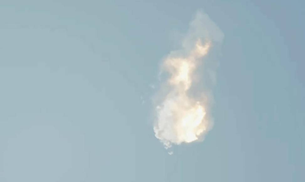 La transmisión en vivo del lanzamiento mostró el momento exacto en el que el cohete explotó en el aire ante el asombro de los cientos de personas que asistieron a ver el despegue.