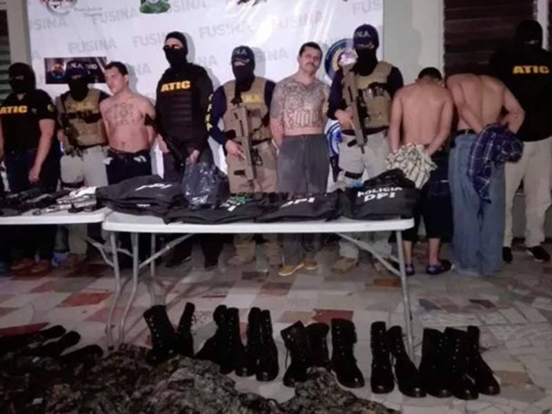 Dentro de uno apartamentos fueron encerrados y esposados por parte de la Policía.