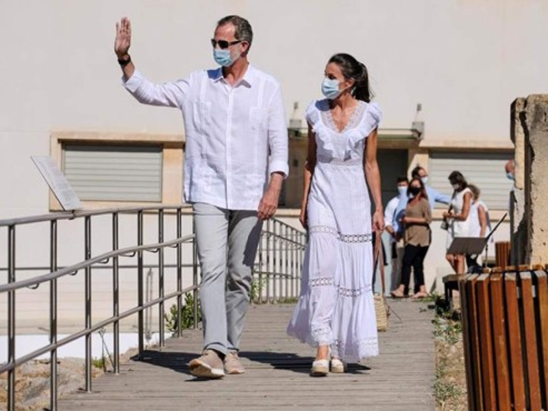 El Rey Felipe y la reina Letizia durante su visita a la isla de Menorca.