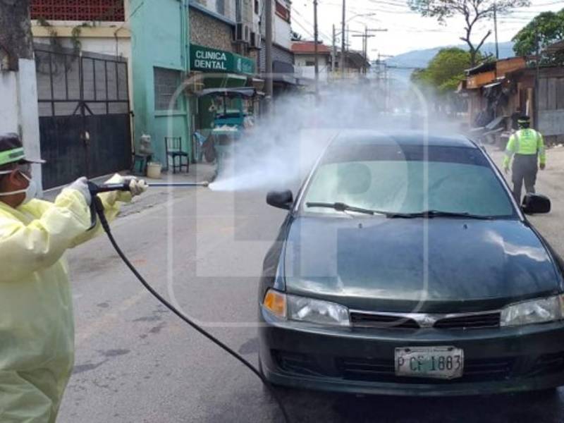 Los trabajadores de la municipalidad redoblan esfuerzos para desinfectar la ciudad.