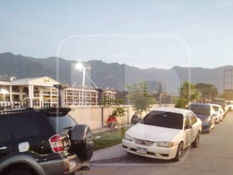 A las 5:00 am los vehículos ya tenían tres horas de estar haciendo fila en la UTH. Foto: Saúl J. Vásquez.