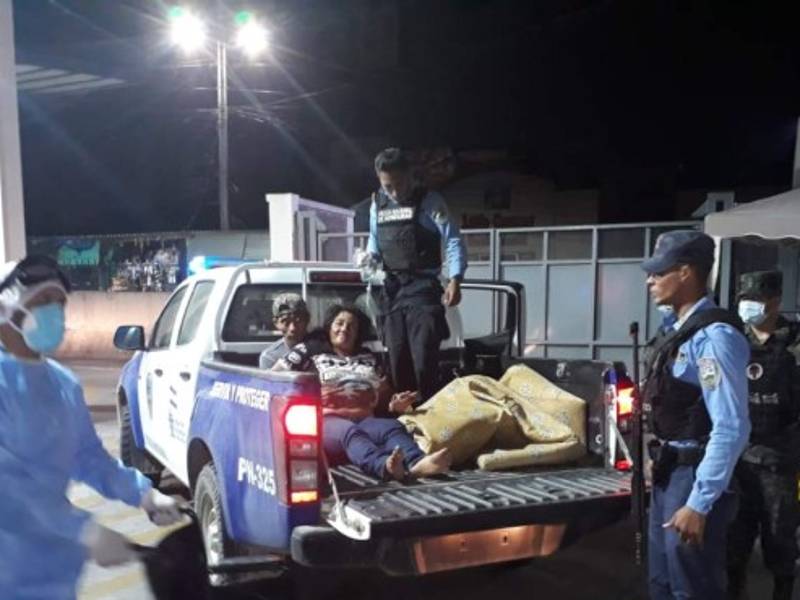 Los detenidos fueron llevados en una patrulla de la Policía Nacional.