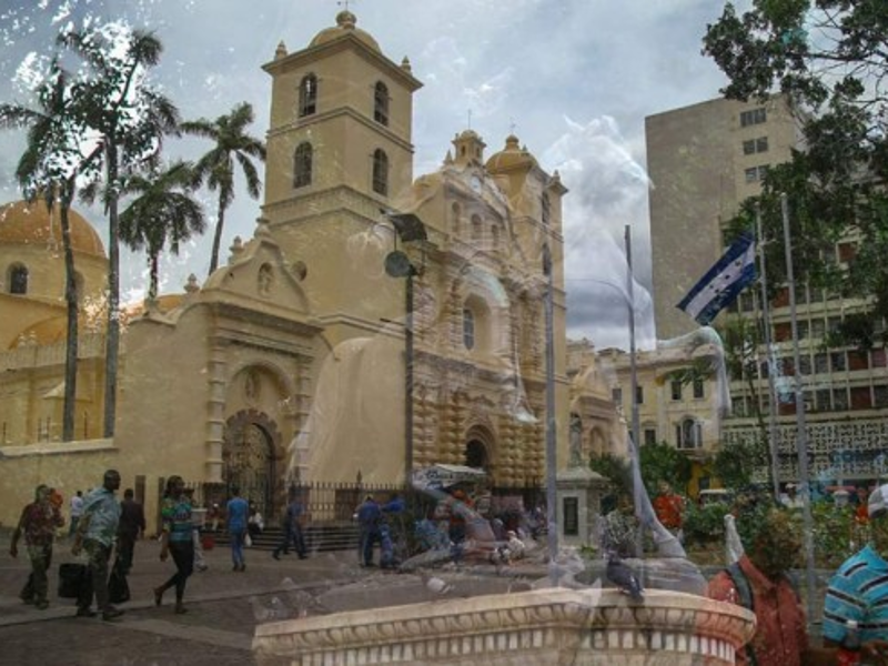 Tegucigalpa avanza con nuevo rostro a la modernidad en sus 440 años. La Catedral Metropolitana San Miguel Arcángel es uno de los monumentos nacionales. Su majestuosa y señorial arquitectura deja impresionado a muchos. Es considerada una de las edificaciones más antiguas.