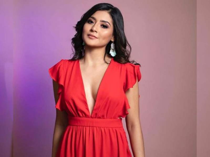 La cantante hondureña Katheryn Banegas, conocida por ser una de las finalistas en La Academia México 2018, estrenó un nuevo proyecto luciendo un cambio en su estilo.