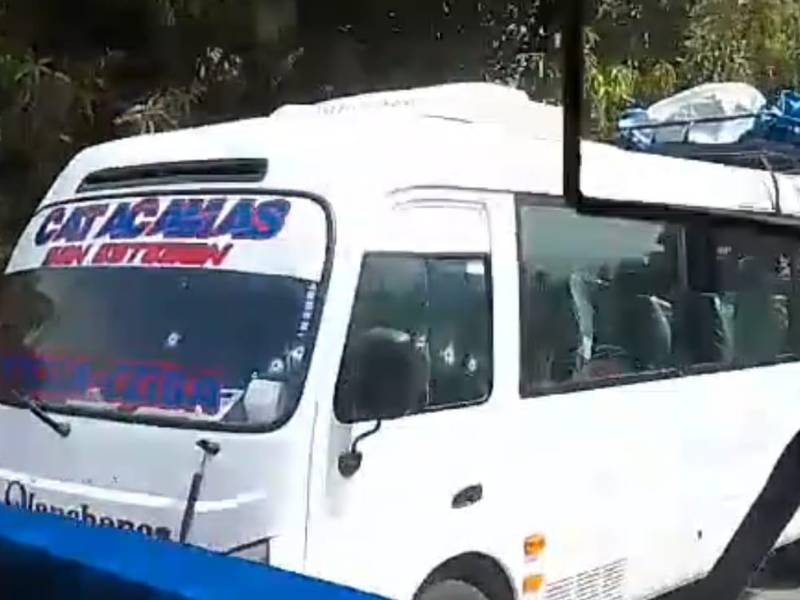 Así quedó el microbús atacado a balazos, cuyo conductor murió y un pasajero resultó herido en Sabá, Colón.