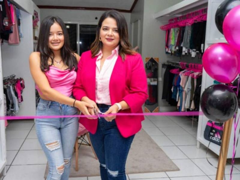 Jimena Hawit junto a su mamá, la anfitriona Sussel Hawit, en el corte de la cinta inaugural.