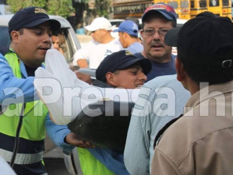 Momentos en que las personas impactadas por el rayo llegaban al hospital para recibir asistencia. Colaboración Ivis Goof.