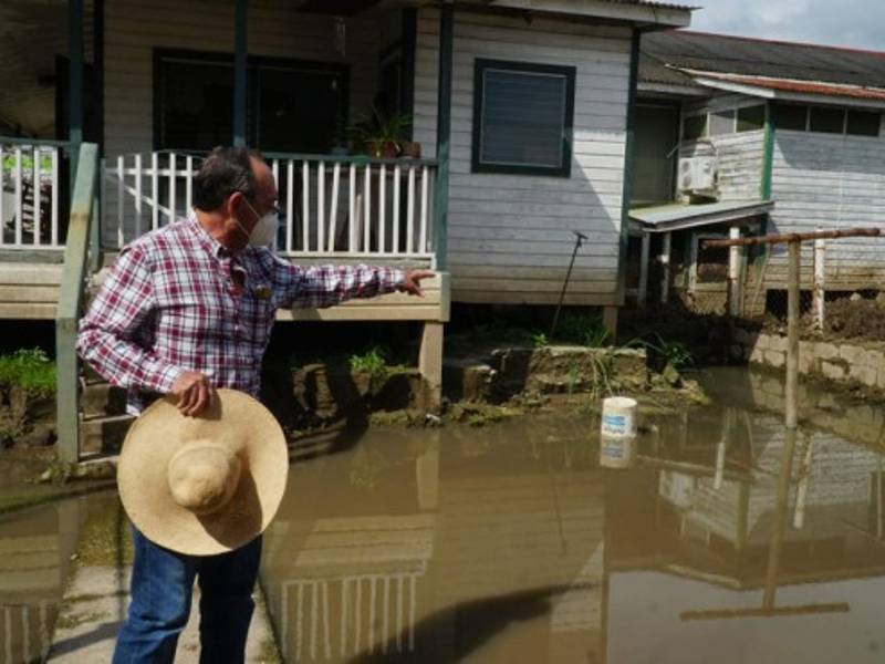 Algunas cajas todavía están cubiertas de agua y tierra. FOTOs: Amílcar Izaguirre
