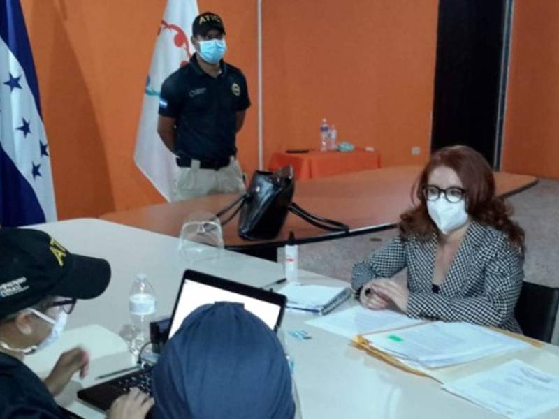 Evelyn Bautista dando declaración en el Ministerio Público.