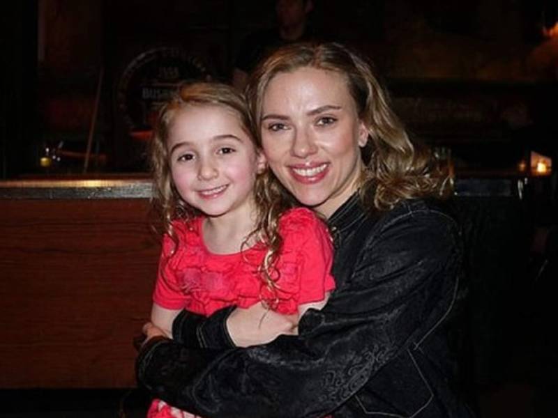 Laurel Griggs junto a Scarlett Johansson en una foto tomada en 2013.