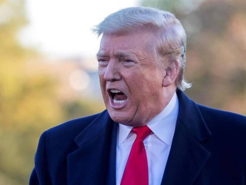 El presidente de los Estados Unidos, Donald J. Trump, habla con los medios de comunicación antes de partir a bordo del Marine One desde el South Lawn de la Casa Blanca en Washington.