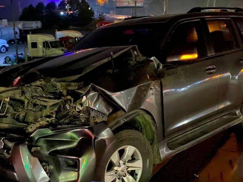 Así quedó el vehículo en el que se transportaba el congresista de Libre tras el accidente.