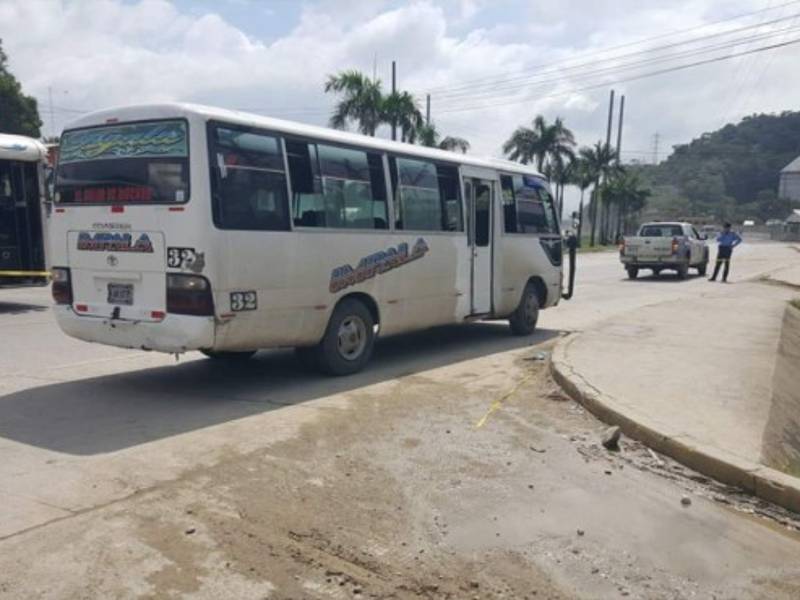 En el interior de este bus quedó el cuerpo ensangrentado del pasajero.