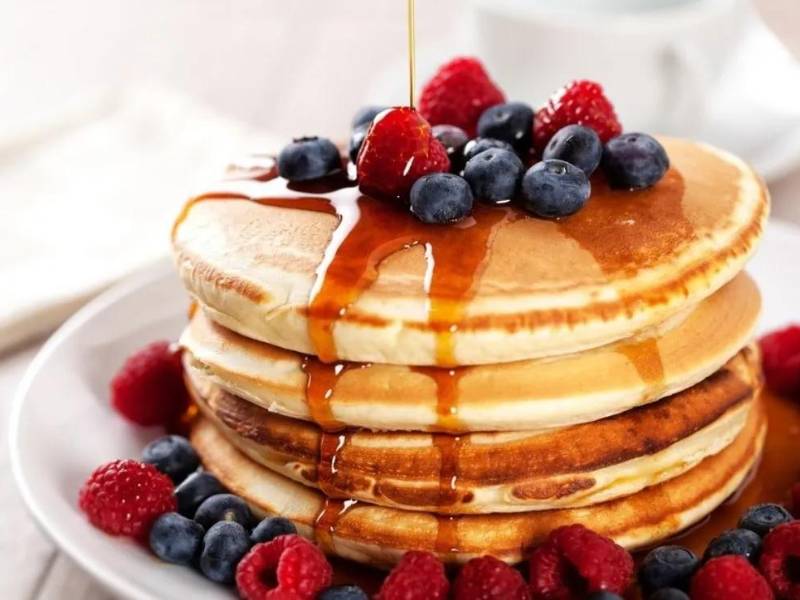 ¿Cuál es el mejor momento de darle la vuelta a tus panqueques esponjosos? Cuando la masa en la parte del centro todavía se mantenga blanda. De esta forma, al voltear sus panqueques la mezcla se esparcirá un poquito y generará altura (esponjosidad).