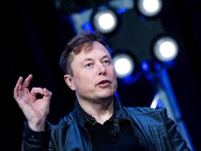 Musk es la persona más rica del planeta con una fortuna de más de 300,000 millones de dólalres.