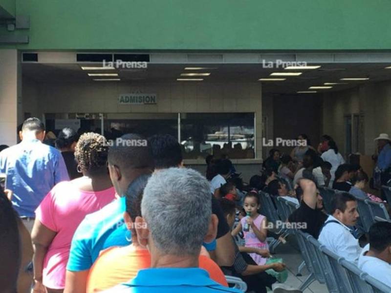 Cientos de hondureños desfilan a diario en la emergencia del IHSS. Fotos y video Julia Murillo