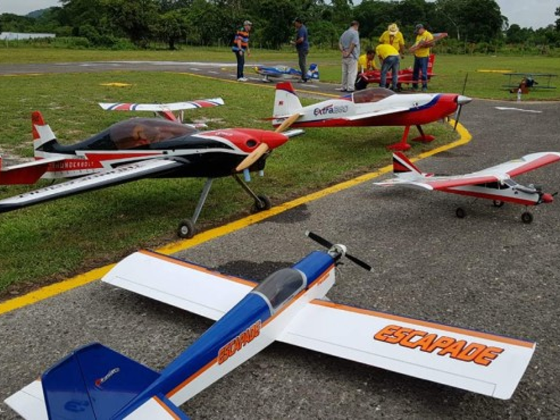 Pilotos de Estados Unidos y Centroamérica deleitan a los sampedranos con las acrobacias.