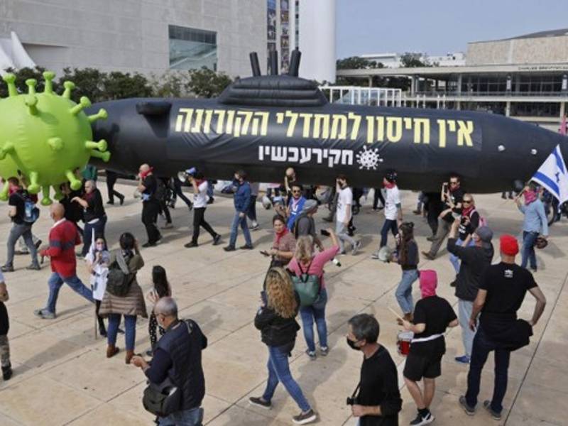 Los israelíes protestan en medio de la crisis de la pandemia de coronavirus contra su primer ministro Benjamin Netanyahu. Foto AFP